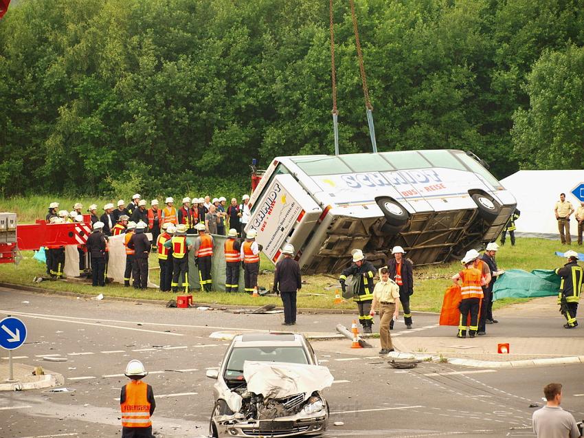 Schwerer Unfall mit Reisebus Lohmar Donrather Dreieck P466.JPG